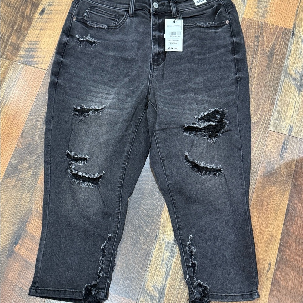 Judy Blue Black  Distressed Capri Jeans